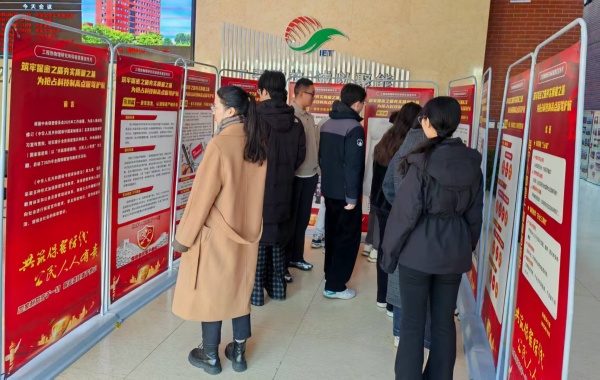 支部党员在保密安全宣传栏学习_副本.jpg 澳门云顶国际app