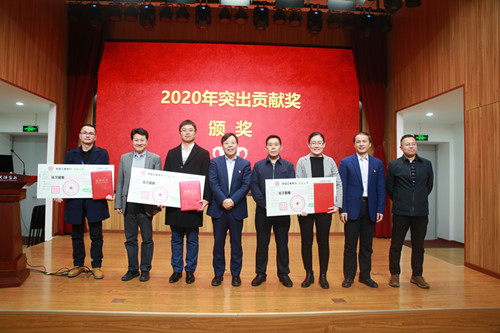 研究所领导为“青年突出贡献奖”获得者颁奖 澳门云顶国际app