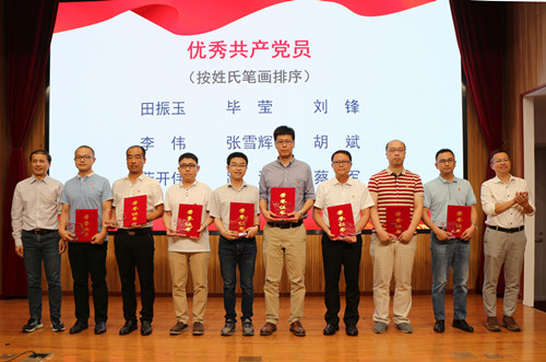 8 表彰“优秀共产党员”_副本 澳门云顶国际app