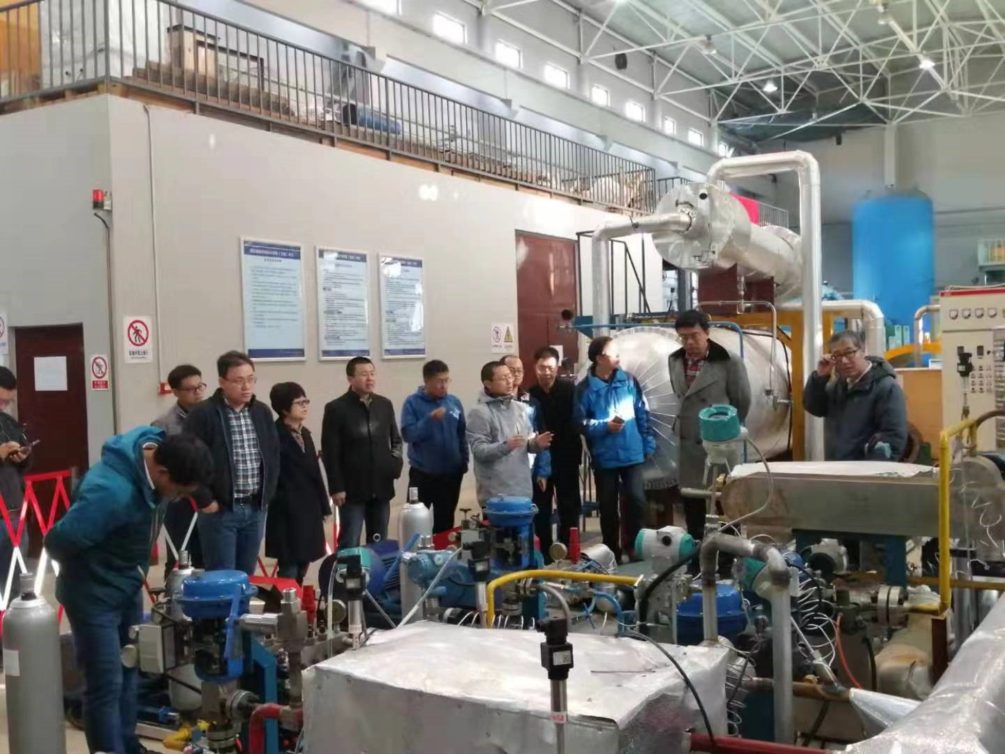 图1 王志峰团队一行人参观超临界CO2换热器试验平台 澳门云顶国际app