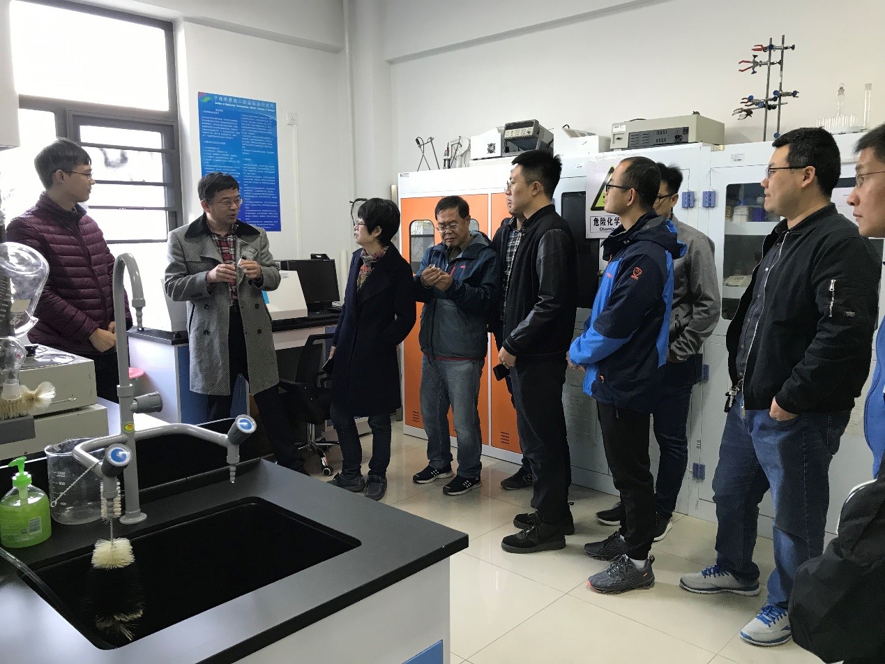 图2 王志峰团队一行人参观热化学储能实验室 澳门云顶国际app
