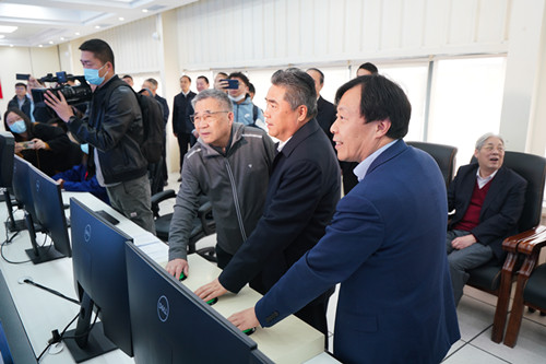 与会领导启动点火仪式 澳门云顶国际app