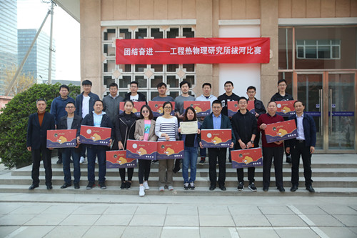 张家元为获得冠军的循环流化床实验室分工会颁奖 澳门云顶国际app