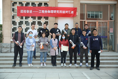 庞微为获得季军的无人飞行器实验室分工会颁奖 澳门云顶国际app